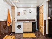 Kylpyhuoneessa on tilaa kodinhoitoa varten