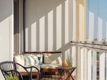 Toisesta makuuhuoneesta käynti parvekkeelle