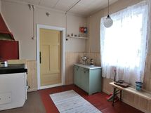 Yläkerran huone 2