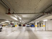 Myös autohallipaikka ostettavissa, hissillä ylös.