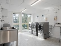 Iso pesutupa B-portaan ensimmäisessä kerroksessa.