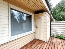 Terassilla pieni kylmävarasto