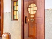 Porraskäytävässä asunnon ovi.