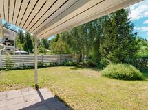 Terassi ja piha-aluetta