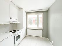 Ikkunan ääreen mahtuu pieni ruokapöytä.