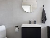 Alakerran kylpyhuoneessa on myös wc.