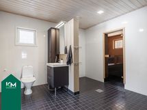 Pesuhuone, sauna ja WC laajennusosassa