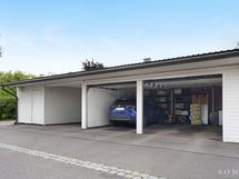 2 autotallipaikkaa nosto ovilla.