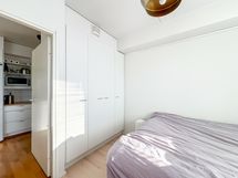 Säilytystilaa on mukavasti kaappien muodossa.