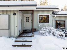 Julkisivu etupihalta