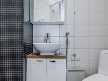 Tyylikäs kylpyhuone.