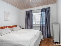 Makuuhuoneen värit ovat vaaleat joka tekee sisustamisesta helppoa