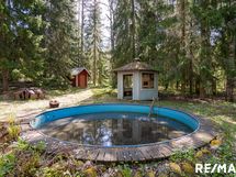 Kunnostusta vaativa uima-allas
