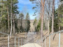 Ympäristön ulkoilumaastot ovat hyvät. Kuntoportaat n. 1,2 km päässä.