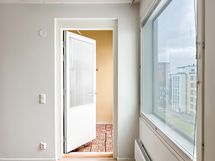 Kulku parvekkeelle olohuoneen perältä.