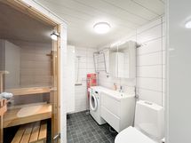 Huoneiston kylpyhuone on uusittu muutama vuosi sitten.