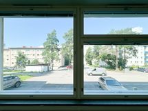 Talo sijaitsee lähes tien päässä, rauhallisella paikalla. Ensimmäinen kerros muttei maantasolla.