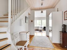 Näkymä eteisestä olohuoneen suuntaan