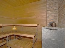 Sauna, kiuas lämmitetään takkahuoneen puolelta