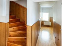 Aulan portaat yläkertaan ja eteiskäytävä