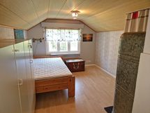 Yläkerran makuuhuone 2