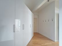 Eteisen ja makuutilan välissä on runsaasti kaappitilaa.