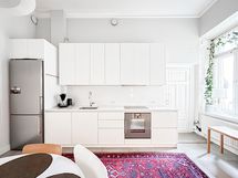 Tähän kotiin on kaksi sisäänkäyntiä, joista toinen on keittiössä. Tämä sisäänkäynti on esteetön.