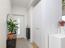 eteisessä on laattalattia