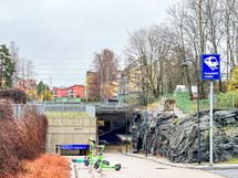 Huopalahden asemalle n.900m. Alueella liikennöi myös pikaratikka, ja kodin läheltä menee busseja.