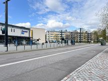 Pikaratikka ja bussit liikennöivät läheisellä Pakilantiellä.