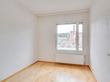 Makuuhuone 2, kaapisto vasemmalla