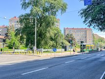 Parin minuutin kävelymatkan päässä ovat lähimmät bussi- ja ratikkapysäkit.