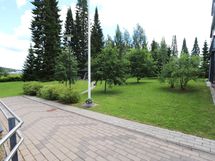 Taloyhtiön pihapiiriä