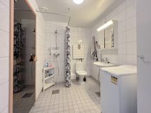 Kylpyhuone on todella tilava ja varustettu lattialämmityksellä.