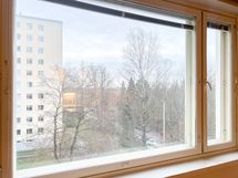 Avarat näkymät ikkunasta, ilmansuunta on itään.