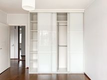 Makuuhuoneessa on hyvät säilytystilat.