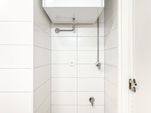 Kylpyhuoneessa on pyykinpesukoneliitäntä ja talossa on myös maksuton pesutupa ja kuivaushuone.