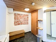 Taloyhtiön pukuhuoneessa on viihtyisä tunnelma.