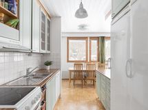 Keittiö kodinkoneineen on uusittu v. 2007.