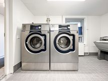 B-rapussa pesutupa ja kaksi kuivaushuonetta.