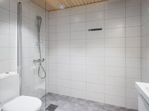 Tilavassa kylpyhuoneessa on paikka omalle pesukoneelle, Taloyhtiössä myös ilmainen pesula