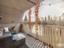 Yläkerran parvekkeelta