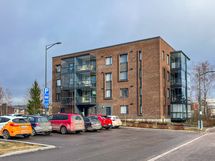 Taloyhtiössä käytössä myös sauna sekä istutuslaatikko parkkihallin yläpuolella.