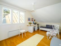 Yläkerran makuuhuone (mh3)