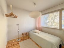 Makuuhuoneessa on säilytystilaa ja sitä löytyy myös irtainvarastosta.