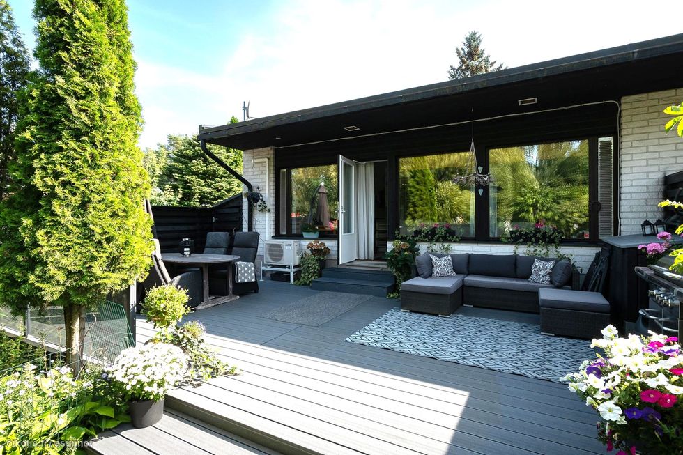 Valoisa pihallinen kaksio päättyvän tien varrella.