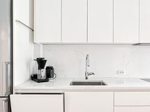 astianpesukone on integroitu kaapistojen sisään