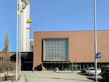 Rautatieasema ja keskustan palvelut ovat reilun 500 metrin päässä.