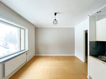 Neliömäinen ja valoisa huone on helppo sisustaa.