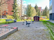 Sisäpiha on viihtyisä.